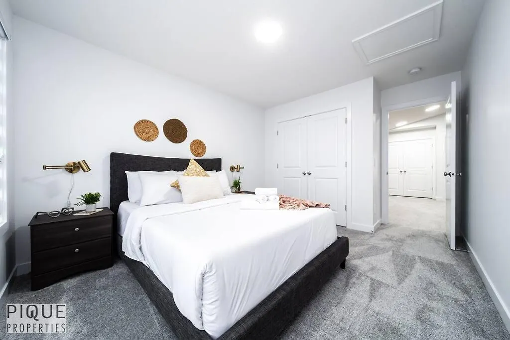 Urbanutopia*Luxury Home*King Bed*Patio/Bbq*Sleep16 Edmonton 0*,